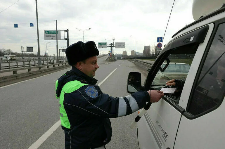 Цифровые и бумажные водительские права предложат уравнять