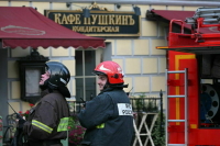 В центре Москвы загорелась крыша здания с ресторанами «Пушкинъ» и «Турандот»