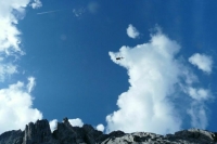 В Непале пропал вертолет с шестью людьми на борту