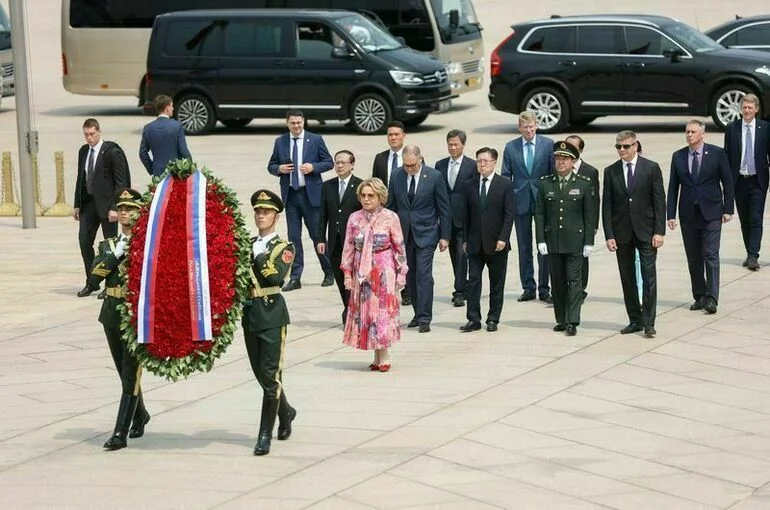 Матвиенко возложила цветы к памятнику Народным героям в Пекине