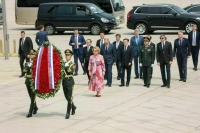 Матвиенко возложила цветы к памятнику Народным героям в Пекине