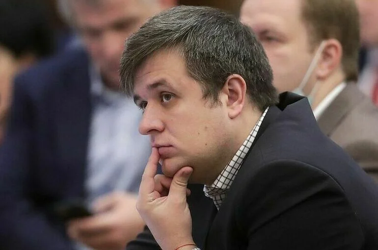 Толмачев объяснил важность перехода чиновников на авто из РФ