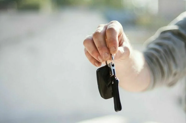 Продажи новых легковых авто сократились в 2022 году на 58%