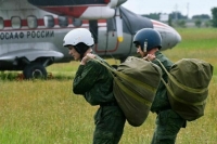 С близорукостью разрешат идти в парашютисты