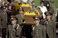 Императорский штандарт держался на канцелярских кнопках