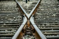 Грузовой поезд разломал платформу на западе Москвы
