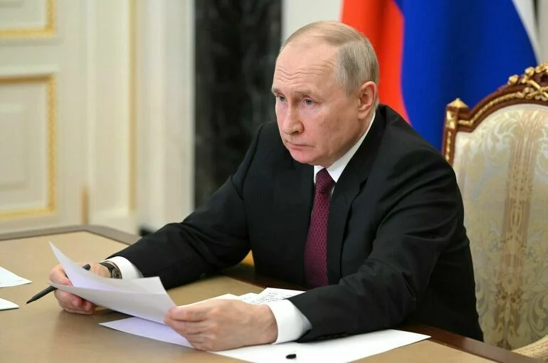 Путин поручил максимально помочь крымчанам после возгорания на полигоне