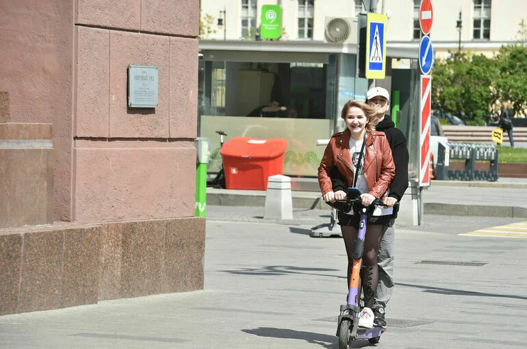 В МВД заявили, что в ПДД нет запрета на езду на электросамокате вдвоем
