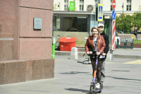 В МВД заявили, что в ПДД нет запрета на езду на электросамокате вдвоем