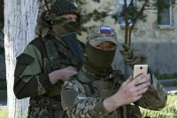 Военный эксперт объяснил, почему нельзя делать селфи на поле боя