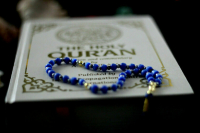 В Стокгольме протестующий истоптал и пнул Коран перед посольством Ирака