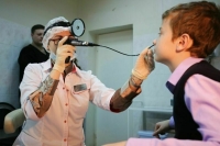 Врач рассказал, что делать, если ребенок проглотил магнит или батарейку