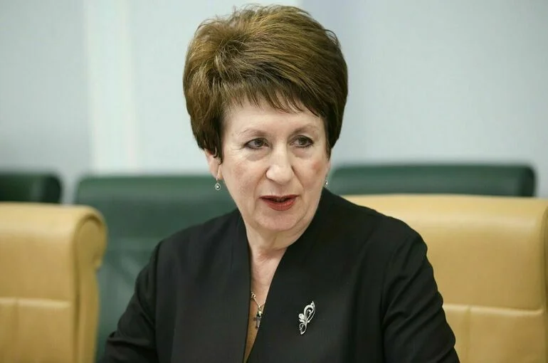 Алтабаева назвала демонтаж герба СССР в Киеве признаком сумасшествия