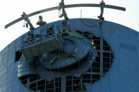 В Киеве демонтировали герб СССР с монумента «Родина-мать»