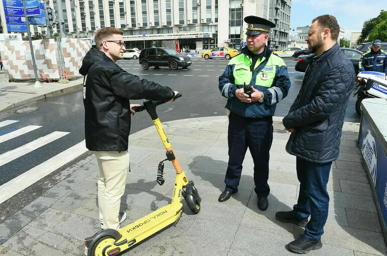 За превышение скорости на электросамокате предложили штрафовать