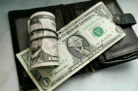 В июле россияне продали иностранной валюты на 44,4 миллиарда рублей