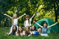 Россиянам объяснили, как не купить путевку в детский лагерь у мошенников