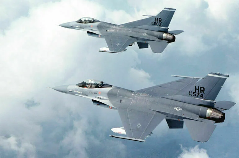 В Белом доме готовы обучать украинцев пилотированию F-16 в США