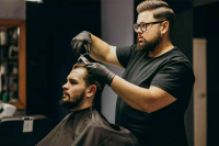 Россияне смогут переучиться на барберов и бровистов