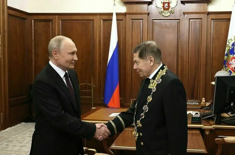 Путин вручил председателю Верховного суда орден Андрея Первозванного