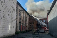 В Подмосковье горит склад с лакокрасочными изделиями