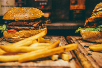 Школьникам хотят показать вред фастфуда при помощи экспериментов