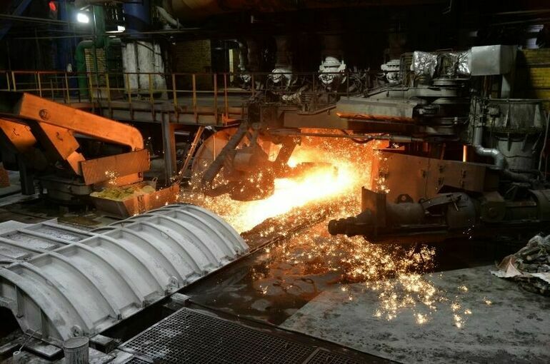 С территории Челябинского меткомбината в небо выбросило столб рыжего дыма