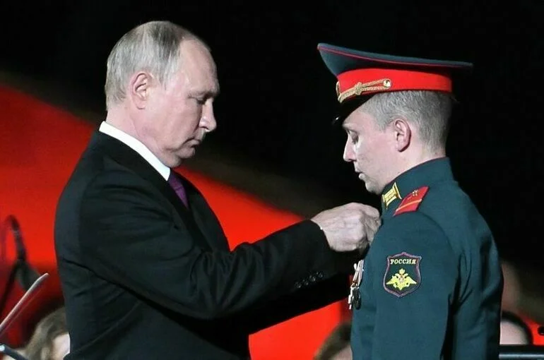 Путин вручил звезды Героев России экипажу танка «Алеша»