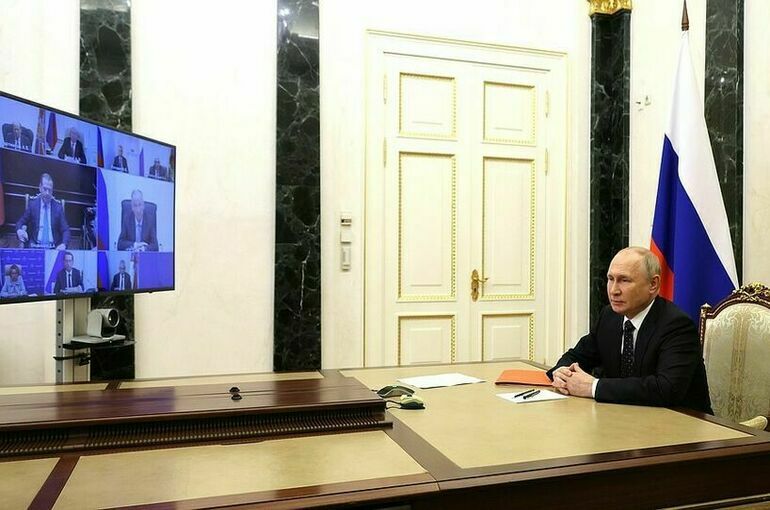 Путин провел оперативное совещание с членами Совбеза