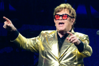 Элтона Джона госпитализировали после падения в доме в Ницце