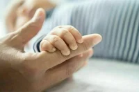 Родителям придется подтвердить родство c младенцем от суррогатной мамы