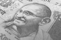 В Минэнерго РФ опровергли, что рубль упал из-за неиспользованных рупий