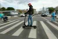 В Москве электросамокатчик сбил 9-летнюю девочку и скрылся