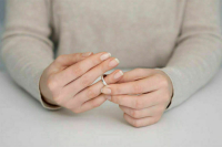 В загсе расторгнут брак, если муж станет женщиной