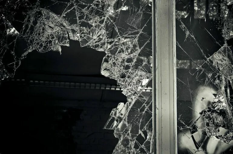 Украинские дроны нанесли удар по многоквартирному дому в Энергодаре