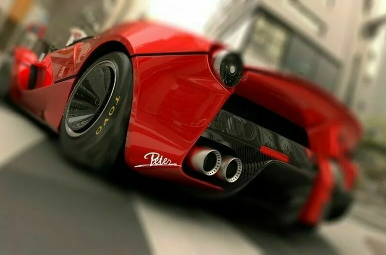 В центре Москвы Ferrari за 60 миллионов рублей врезался в клумбу