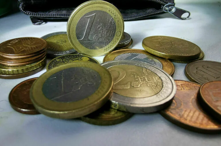 Рубль укрепляется к евро на Московской бирже 