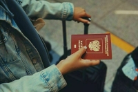 В трусах и с паспортом в зубах: как туристам из России пересекать границу с Евросоюзом