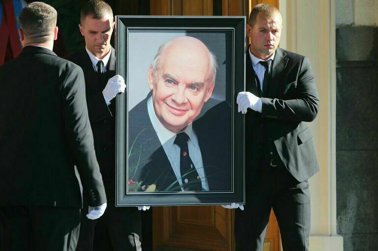 В Москве прощаются с поэтом-песенником Николаем Добронравовым