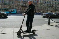 На городских тротуарах предложили выделить зоны для пешеходов и электросамокатов