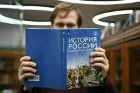Не по чему учиться: школы жалуются на дефицит учебников
