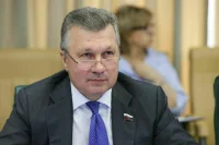 Васильев предложил выделять льготную парковку компаниям, сдающим такси в аренду