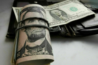 Курс доллара на Мосбирже впервые с 14 августа поднялся выше 100 рублей