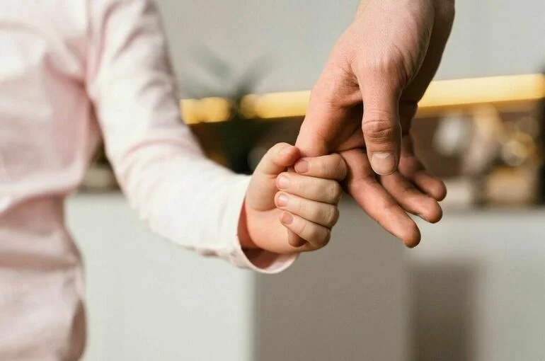 Кабмин поддержал продление выплат родителям после выхода из декрета