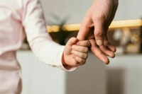 Кабмин поддержал продление выплат родителям после выхода из декрета