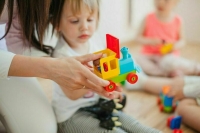 Мособлдума запретила сменившим пол работать патронатными воспитателями