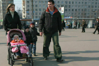 В Общественной палате предложили обязать пешеходов держать детей за руку