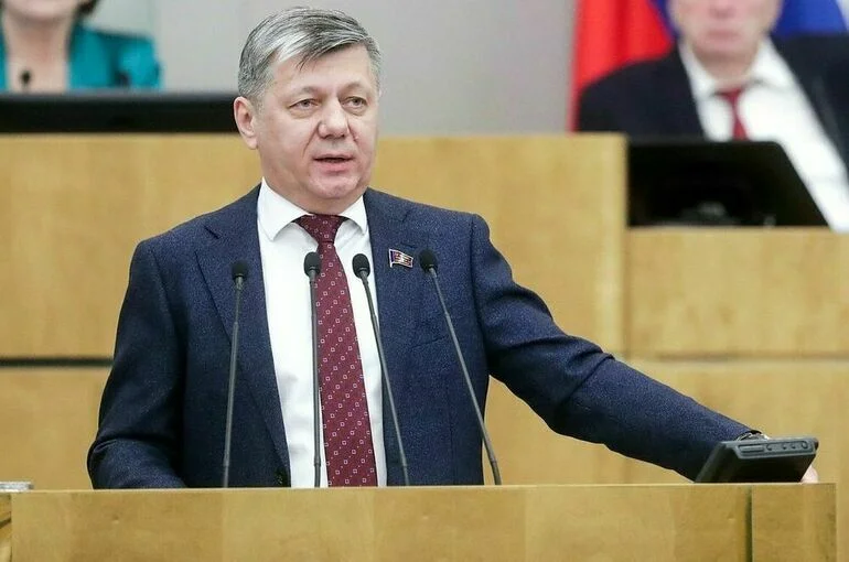 Новиков предложил продолжить обновление школьных учебников