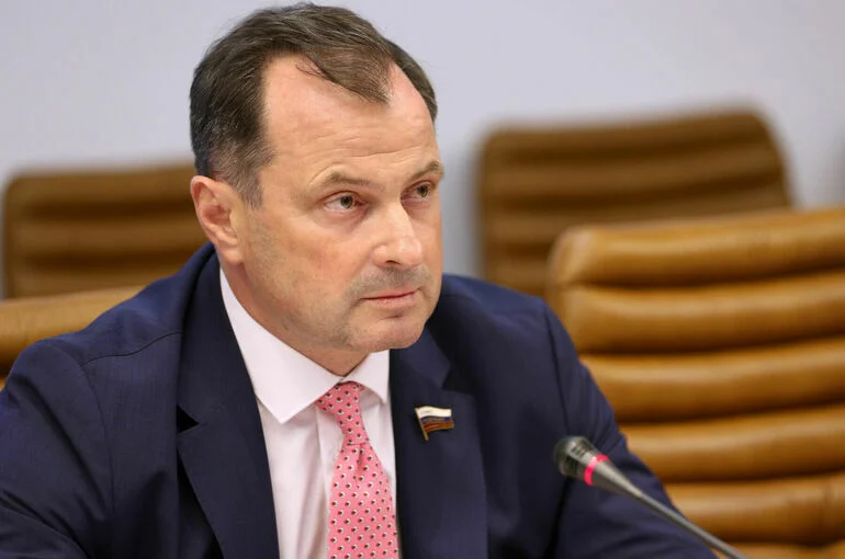 Федоров: В России функционирует недостаточно зарядных станций для электромобилей