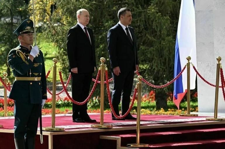 Путин в ходе визита в Бишкек возложил венок к мемориалу «Ата-Бейит»